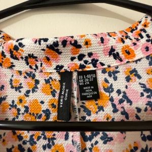 Cute flower dress with scallop detailing!